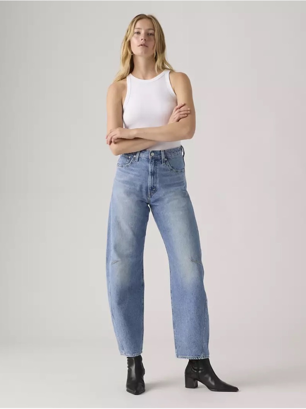 LEVI’S CINCH BARREL JEANS.